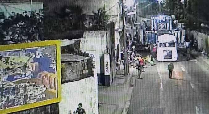A grava&ccedil;&atilde;o, que deve ajudar a pol&iacute;cia nas investiga&ccedil;&otilde;es, mostrou tamb&eacute;m que havia crian&ccedil;as e pedestres no local