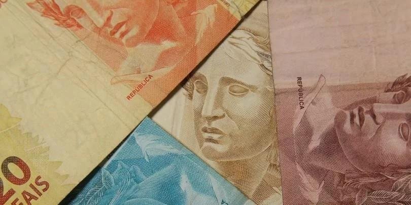 Sal&aacute;rio m&eacute;dio de admiss&atilde;o cai pelo terceiro m&ecirc;s