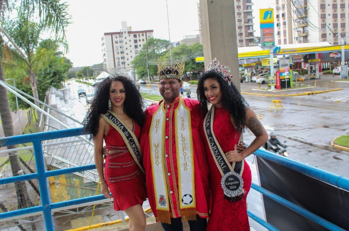 Rei Momo Ivo da Silva J&uacute;nior, a rainha Karolaine Marques e a princesa Brenda Santos comp&otilde;em a corte