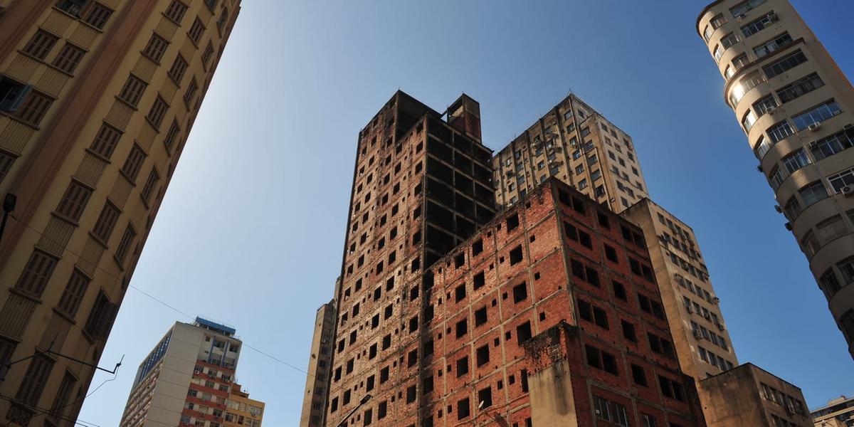 Edif&iacute;cio Galeria XV de Novembro, popularmente conhecido como Esquelet&atilde;o, tem 19 andares e nunca foi conclu&iacute;do