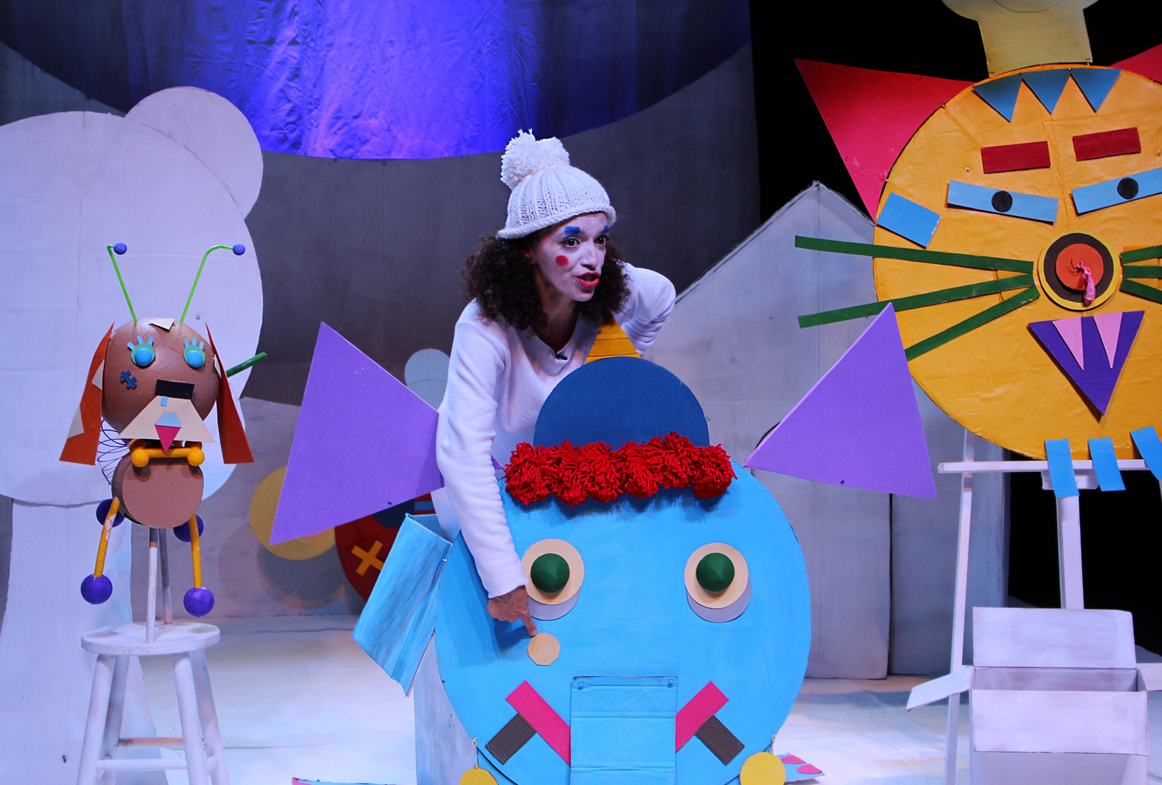 As hist&oacute;rias s&atilde;o encenadas pela atriz e artista circense D&eacute;bora Rodrigues