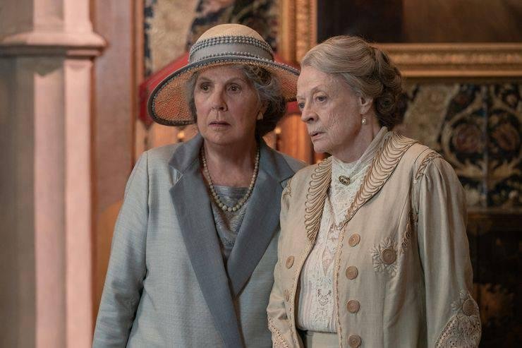 Lady Violet (Maggie Smith), &agrave; direita, talvez o personagem mais ic&ocirc;nico da s&eacute;rie e dos filmes