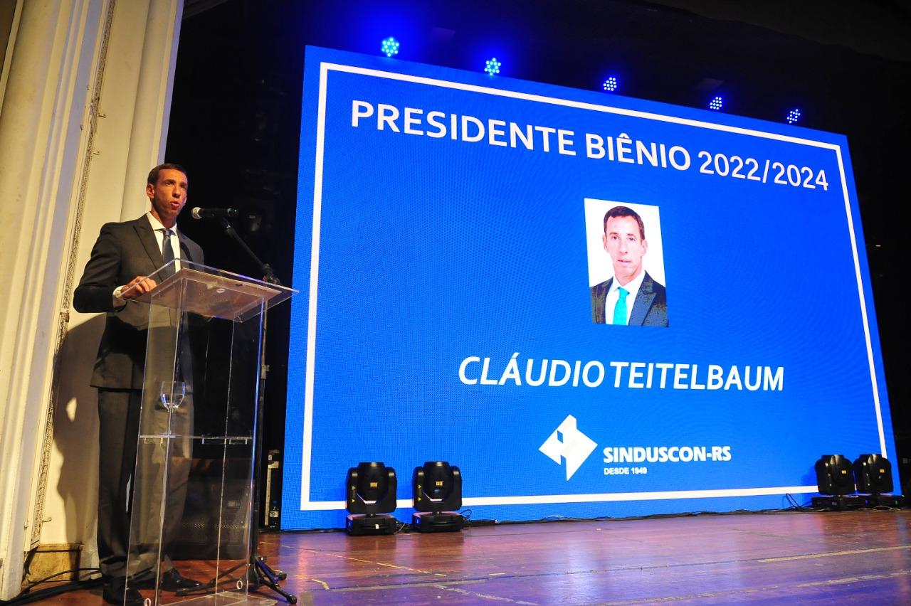 O engenheiro Claudio Teitelbaum assumiu o comando do Sindicato das Ind&uacute;strias da Constru&ccedil;&atilde;o Civil no Estado do Rio Grande do Sul (Sinduscon-RS) em cerimonia realizada  na noite de segunda-feira na  Associa&ccedil;&atilde;o Leopoldina Juvenil. Cerca de 400 convidados entre pol&iacute;ticos, empres&aacute;rios, dirigentes de classe,arquitetos e engenheiros prestigiaram a posse da nova diretoria, que tem mandato com dura&ccedil;&atilde;o de dois anos,encerrando em  2024.