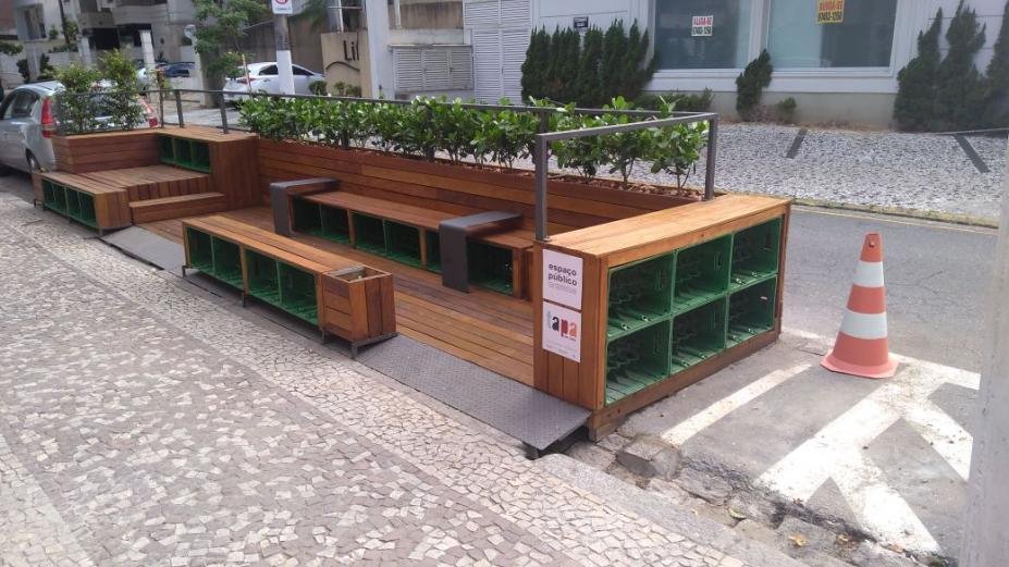 Conforme a legisla&ccedil;&atilde;o, parklets s&atilde;o plataformas sobre a &aacute;rea antes ocupada pela &aacute;rea de estacionamento da via p&uacute;blica, com elementos de mobili&aacute;rio para uso coletivo