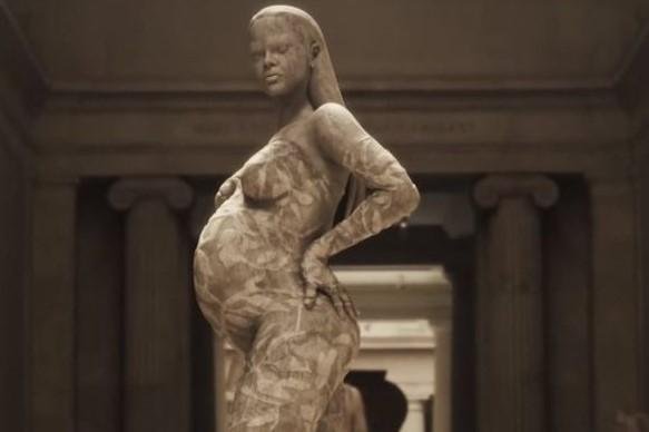 A est&aacute;tua ganhou a cor dourada e foi escolhida de acordo com o tema da noite &lsquo;A Era de Ouro&rsquo;. A est&aacute;tua ficar&aacute; exposta na ala de antiguidades do museu