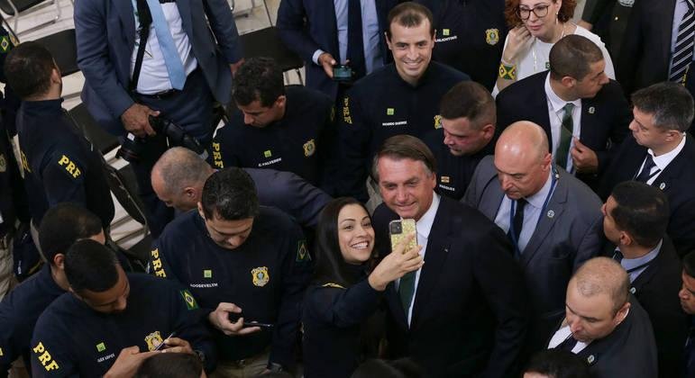 Jair Bolsonaro cercado de policiais em evento em Bras&iacute;lia
