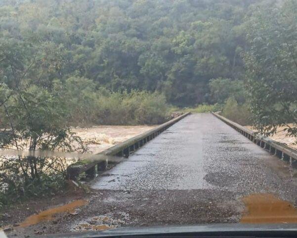 At&eacute; esta ter&ccedil;a-feira, a ponte do rio Carreiro estava encoberta pela &aacute;gua impossibilitando o tr&acirc;nsito