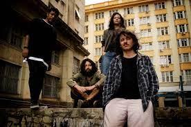 O grupo tem uma sonoridade onde predomina o Grunge e o Stoner, mas experimentando ainda Punk, Metal, Psicodelia e Hardcore