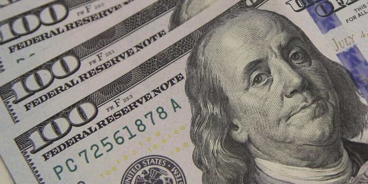 D&oacute;lar fechou cotado a R$ 4,90