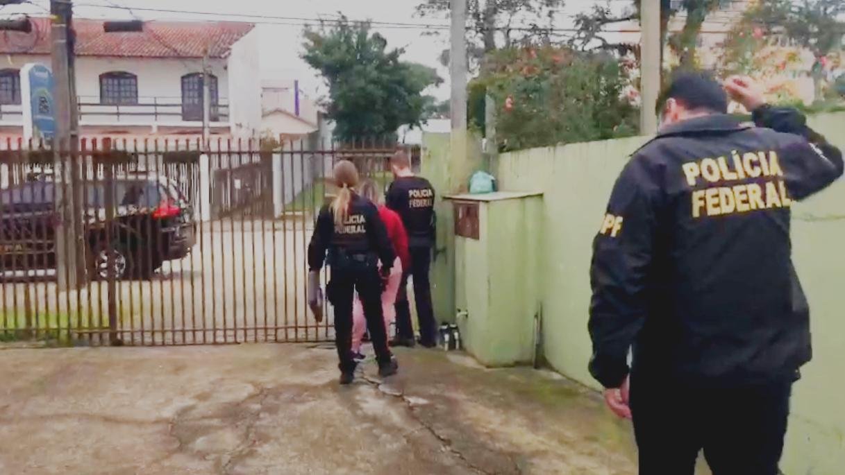 Suspeita foi presa pelos agentes da PF em Curitiba