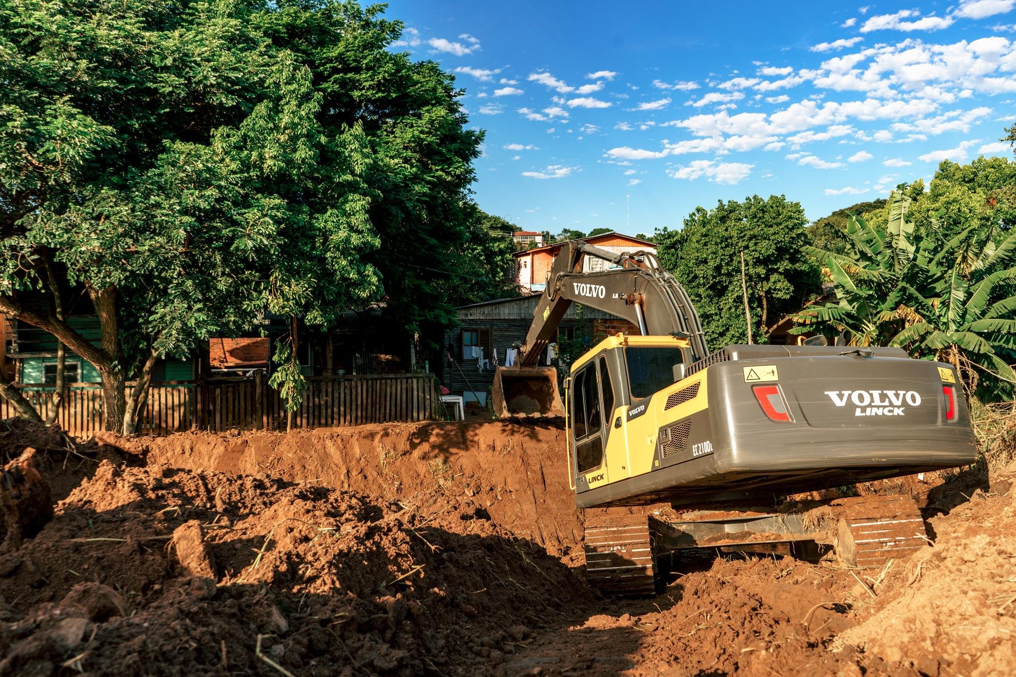 A primeira etapa do trabalho cumpriu a remo&ccedil;&atilde;o de bancos de areia e reconfigura&ccedil;&atilde;o dos taludes