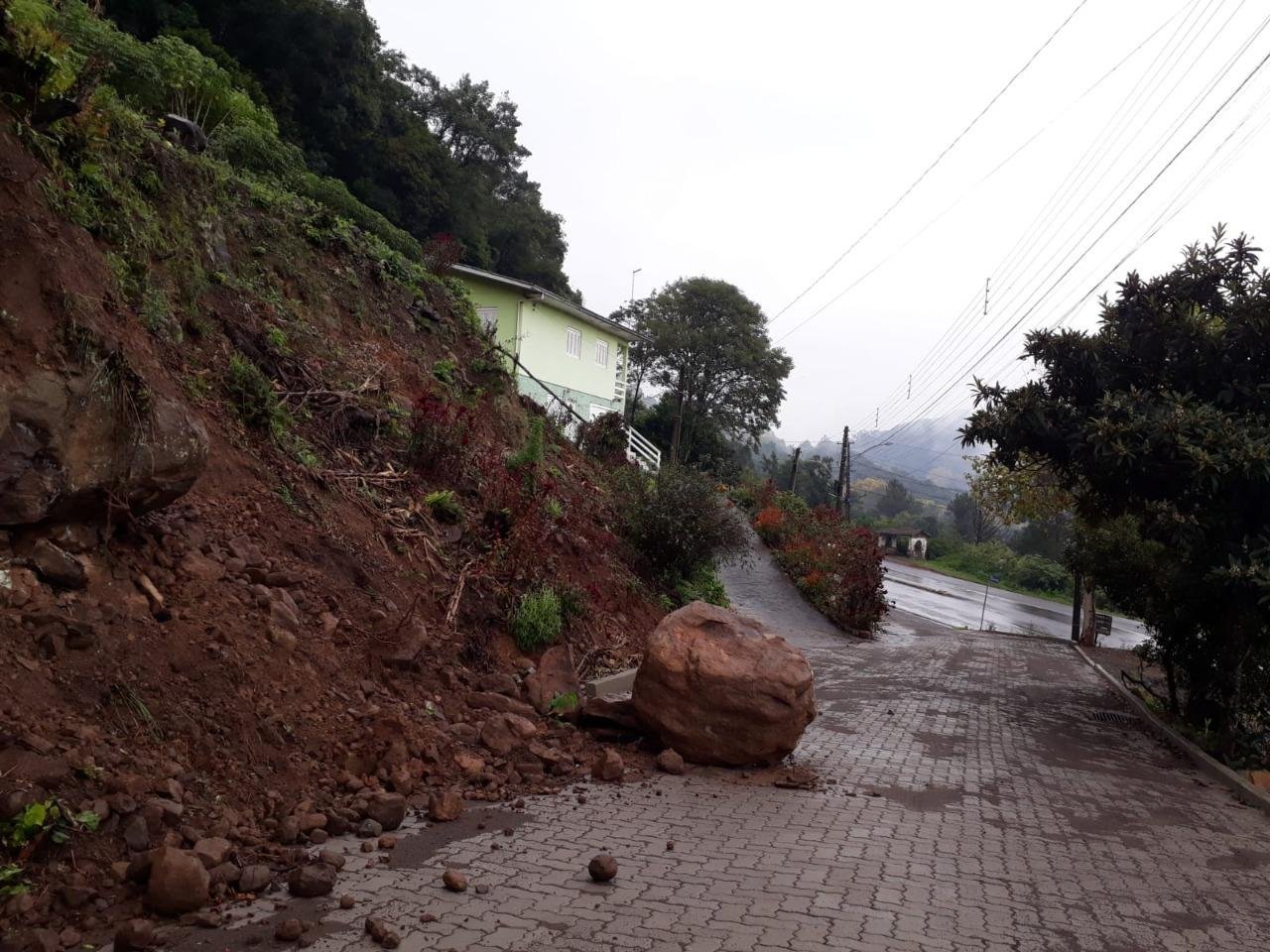 Houve registros de estragos nos bairros Santa Helena, Santo Ant&atilde;o, F&aacute;tima, Zatt, S&atilde;o Roque, Eucaliptos, Gl&oacute;ria, Maria Goretti e Concei&ccedil;&atilde;o