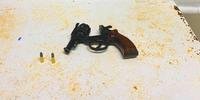 Um revólver calibre 32 com duas munições intactas foi apreendido