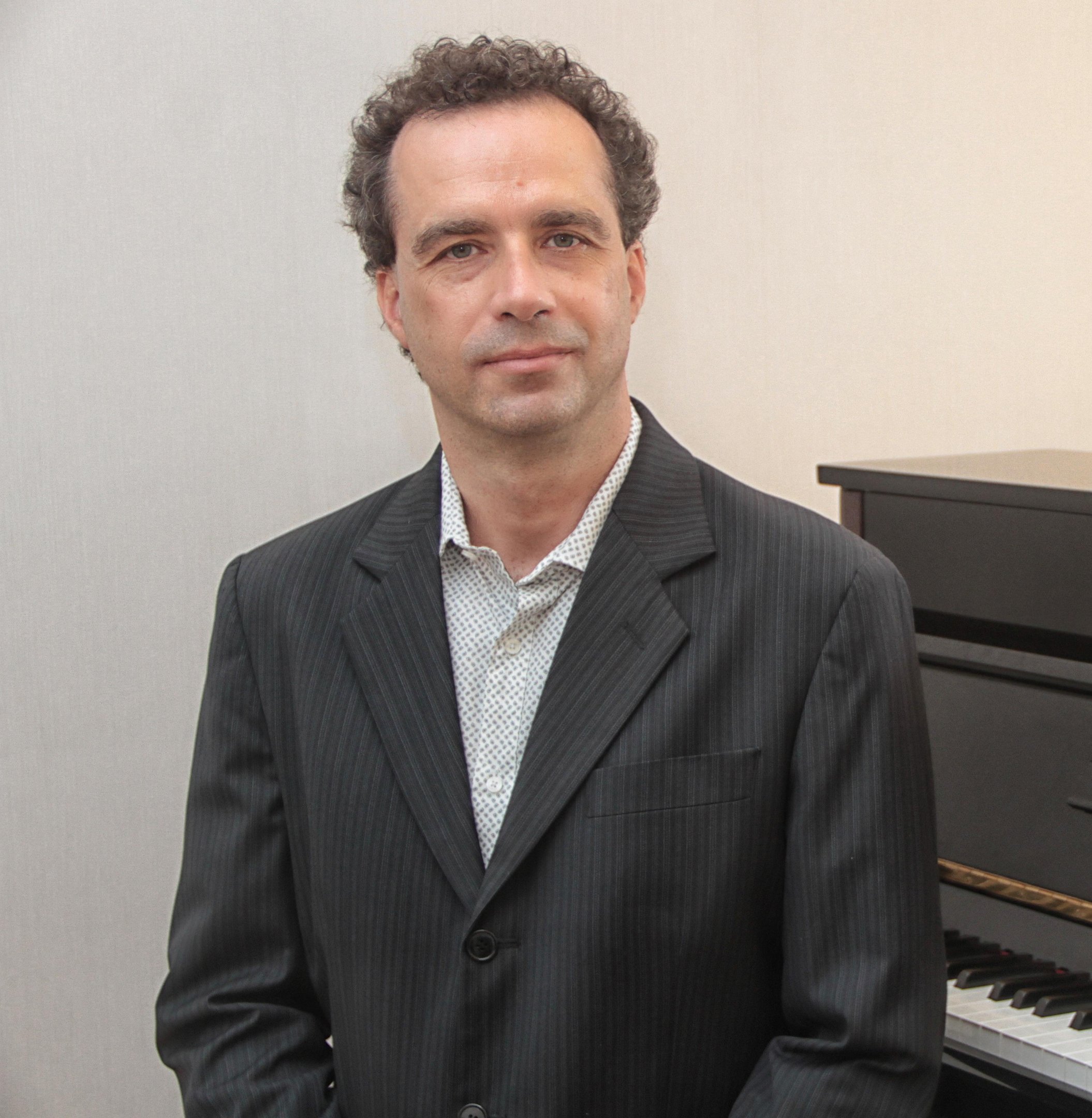 Compositor e pianista Dimitri Cervo abre a s&eacute;rie que homenageia compositores de Porto Alegre.