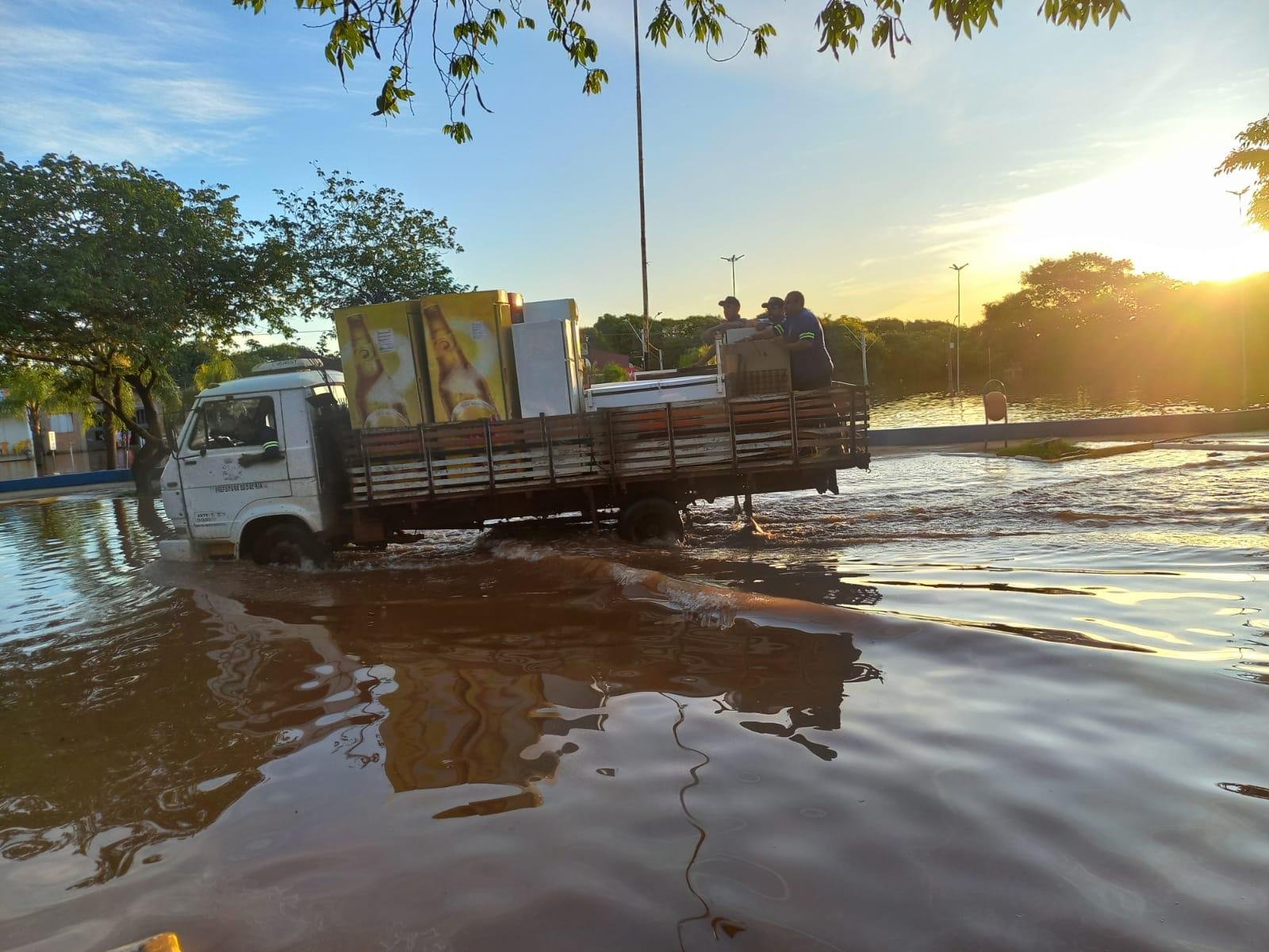 Al&eacute;m de casas, cheia atinge quiosques e bares no cais do porto de S&atilde;o Borja