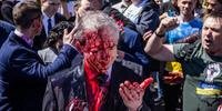 Serguei Andreev, embaixador russo na Polônia, foi atingido por um líquido vermelho