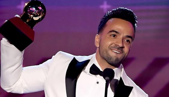 Luis Fonsi fala como a chegada da doen&ccedil;a a sua fam&iacute;lia, mudou sua perspectiva sobre o Alzheimer