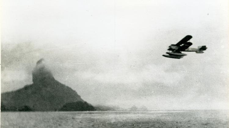 Aviadores portugueses sobrevoam a ilha de Fernando de Noronha.