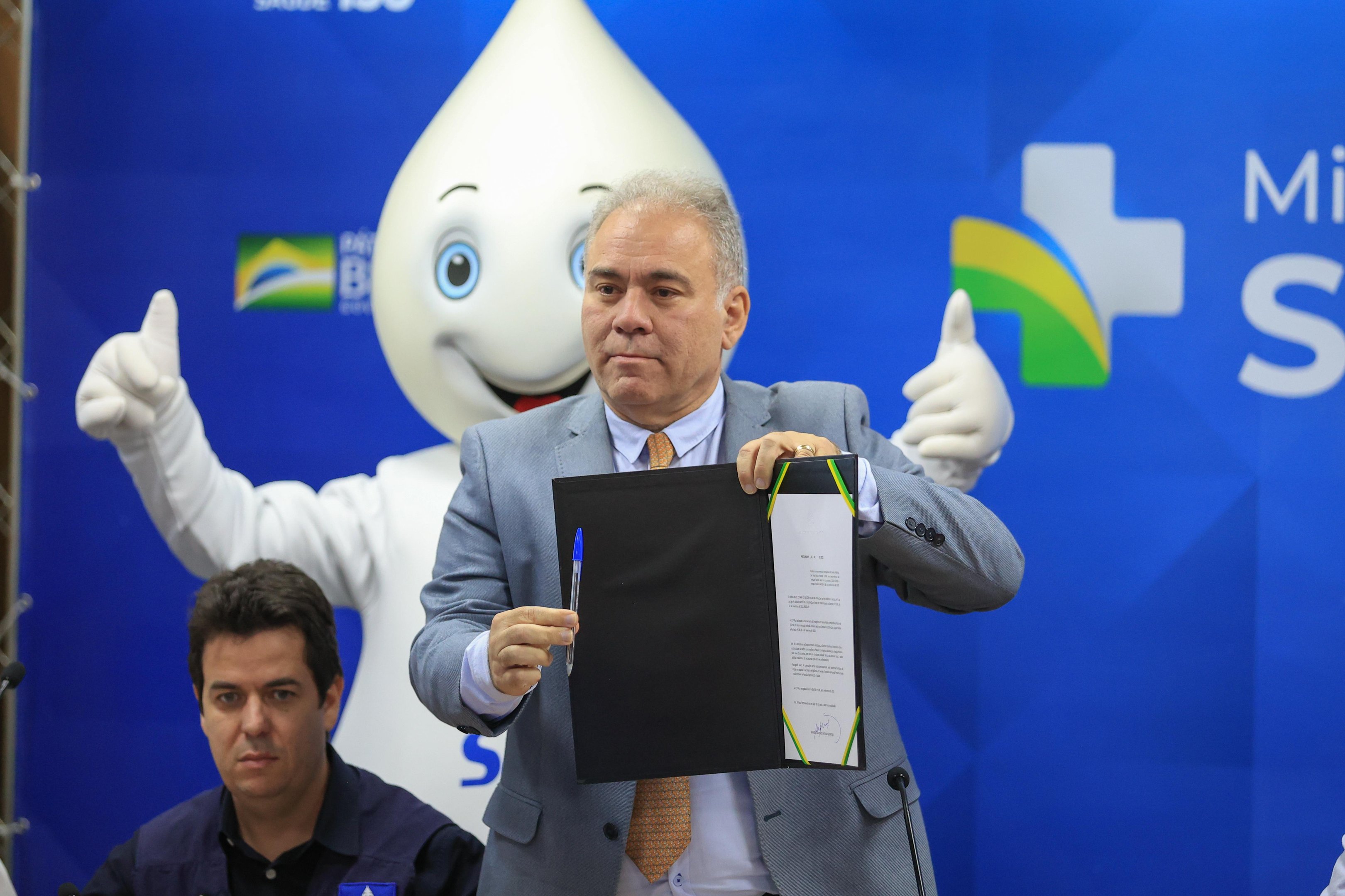 Ministro Marcelo Queiroga exibe portaria que p&otilde;e fim &agrave; Espin por Covid-19