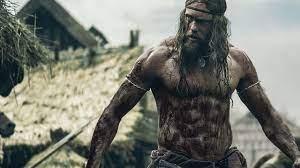 Amleth (Alexander Skarsg&aring;rd) vira um guerreiro implac&aacute;vel e decide cumprir seu plano de vingan&ccedil;a