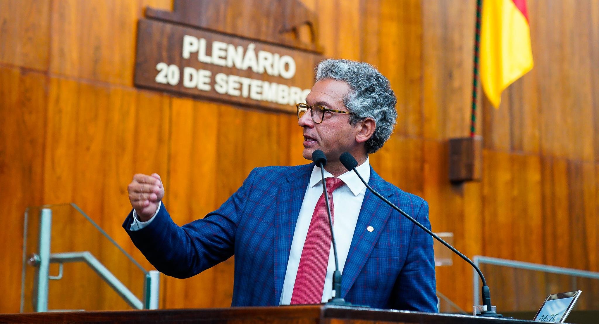 Frederico Antunes durante manifesta&ccedil;&atilde;o na tribuna da Assembleia Legislativa