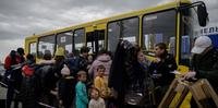 Refugiados ucranianos chegam a um centro de registro de deslocados em meio à invasão russa