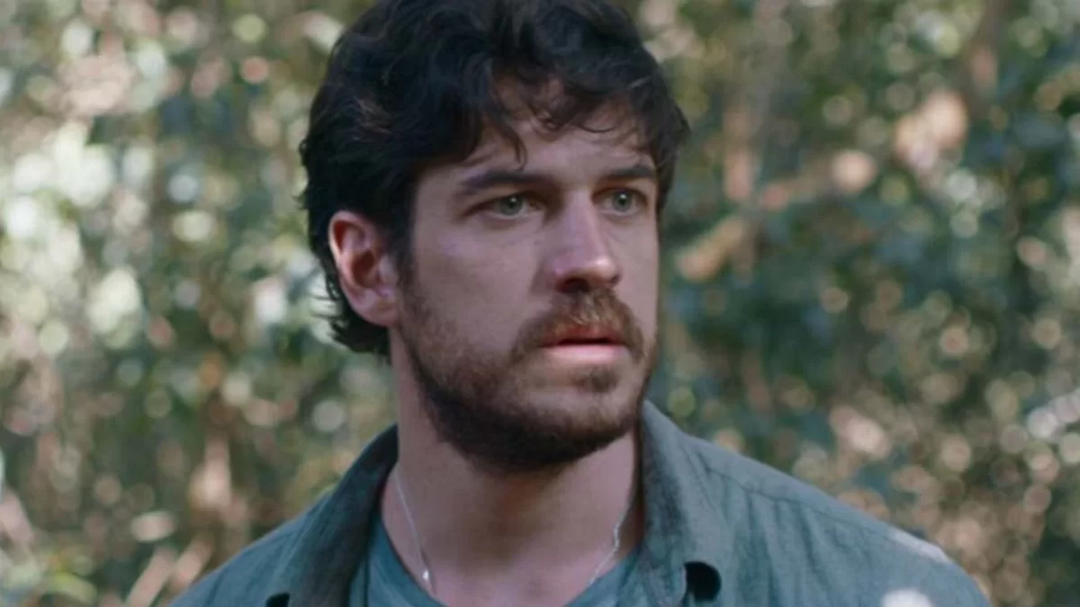 Marco Pigossi em cena da s&eacute;rie brasileira "Cidade Invis&iacute;vel", da Netflix