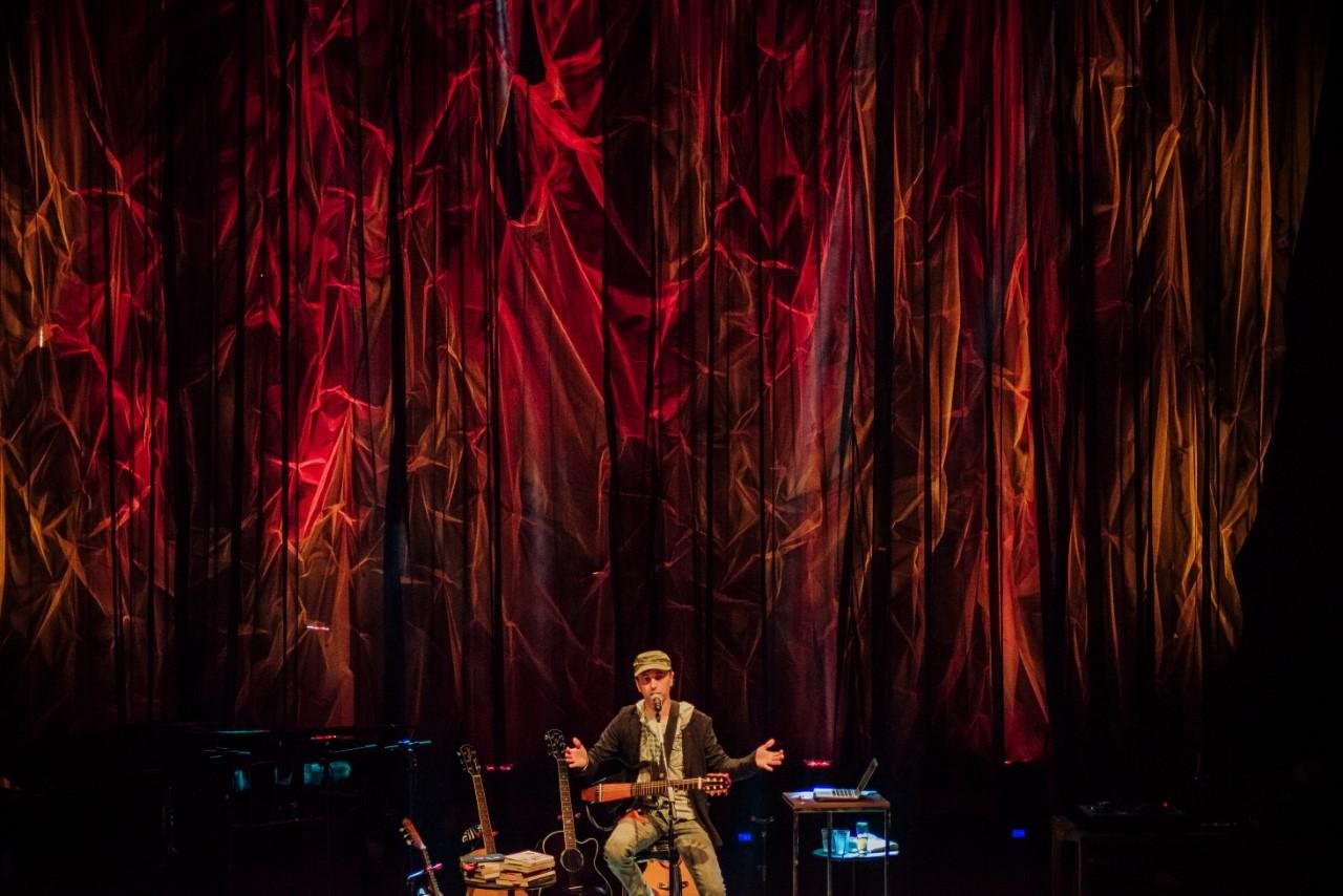 Cantor e compositor Zeca Baleiro se apresenta hoje, sexta-feira 13, a partir das 21h, no palco do Teatro do Bourbon Country