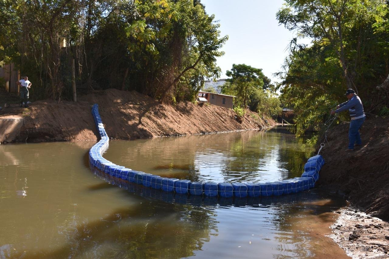 Atividade integra o projeto de desassoreamento dos arroios do munic&iacute;pio
