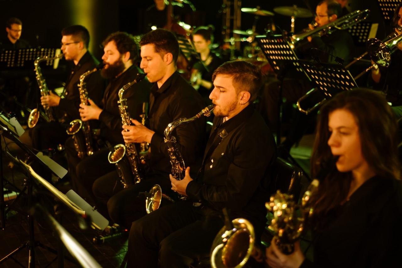 Em uma noite que promete muitas emo&ccedil;&otilde;es, Orquestra e solista agraciar&atilde;o o p&uacute;blico com cl&aacute;ssicos franceses como "Habanera" da &Oacute;pera Carmen de George Bizet e "La Vie en Rose" de Edith Piaf