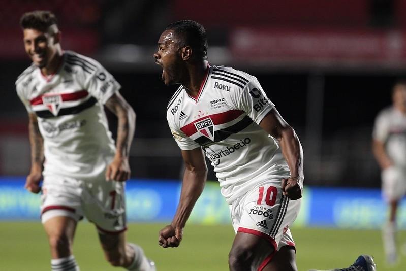 S&atilde;o Paulo venceu o Cuiab&aacute; em jogo marcado por arbitragem pol&ecirc;mica