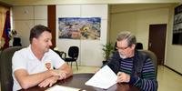 Os prefeitos Arlei Luis Tomazoni (esq.) e Marco Aurélio Nedel (dir.) assinaram o convênio na semana passada