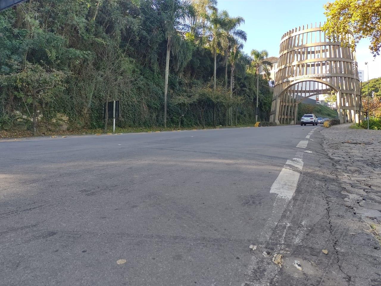 A fase de fresagem antecede a etapa de recapeamento da via
