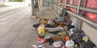 No viaduto Jayme Caetano Brum, um morador em situação de rua dormia em um colchão colocado no terminal