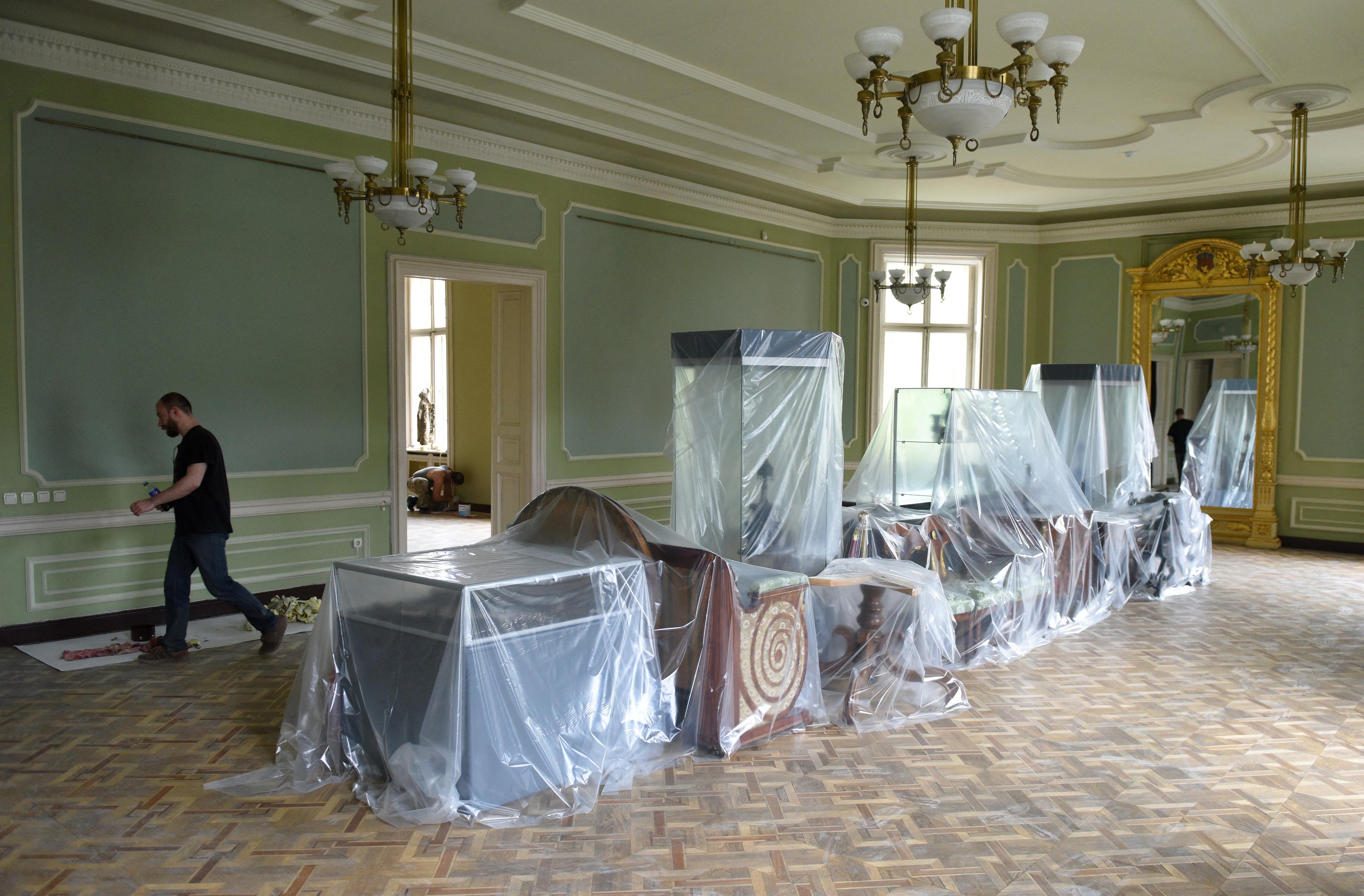 Para entrar no Pal&aacute;cio Potocki, uma joia da arquitetura ucraniana, &eacute; preciso se identificar, passar por soldados armados e por baixo de alguns andaimes