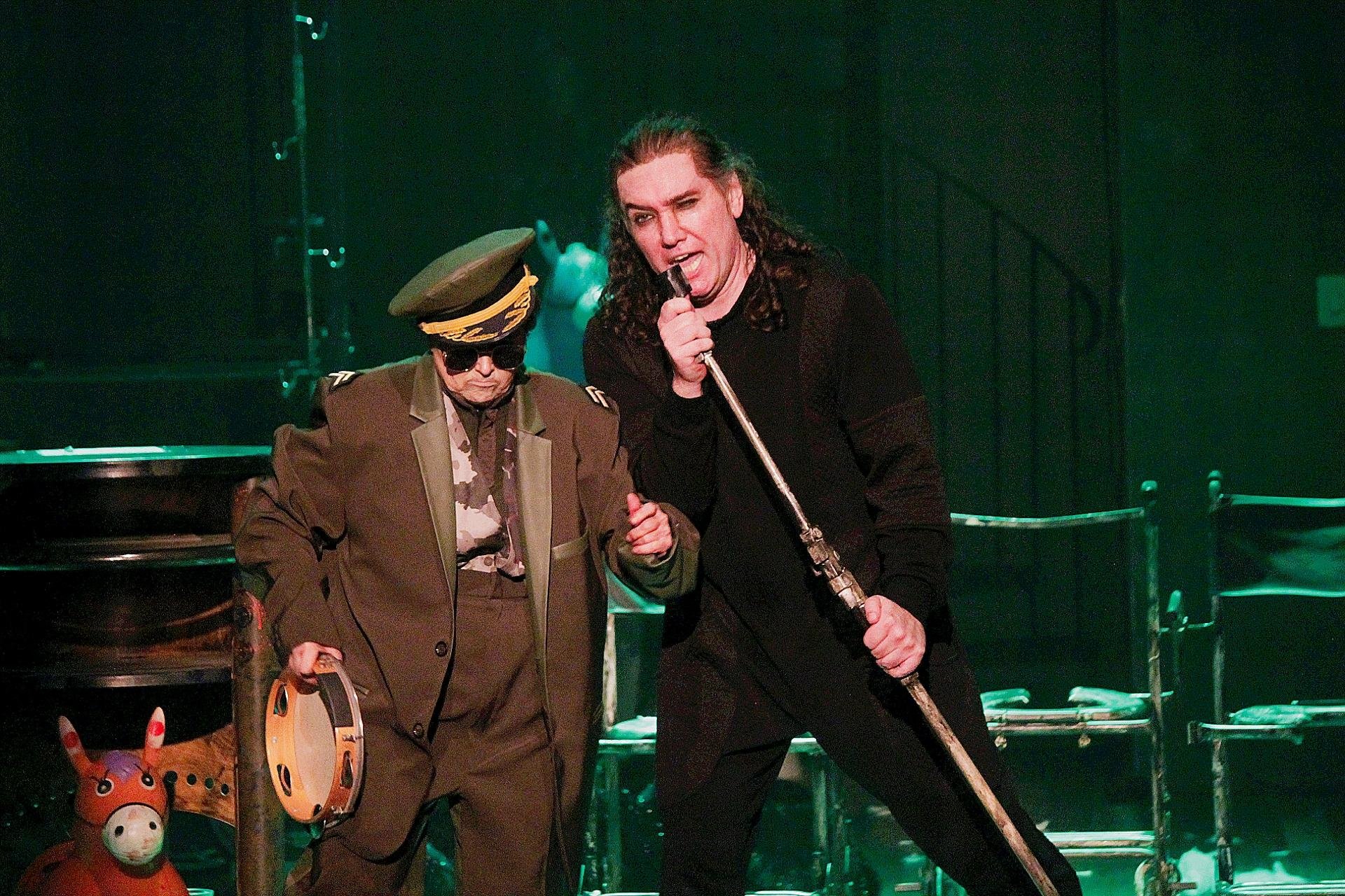 Margarida Peixoto e Marcelo Adams em cena de &ldquo;O Inverno do Nosso Descontentamento - Nosso Ricardo III&rdquo;.