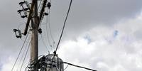 Fortes ventos que atingem o Estado causam danos à rede elétrica