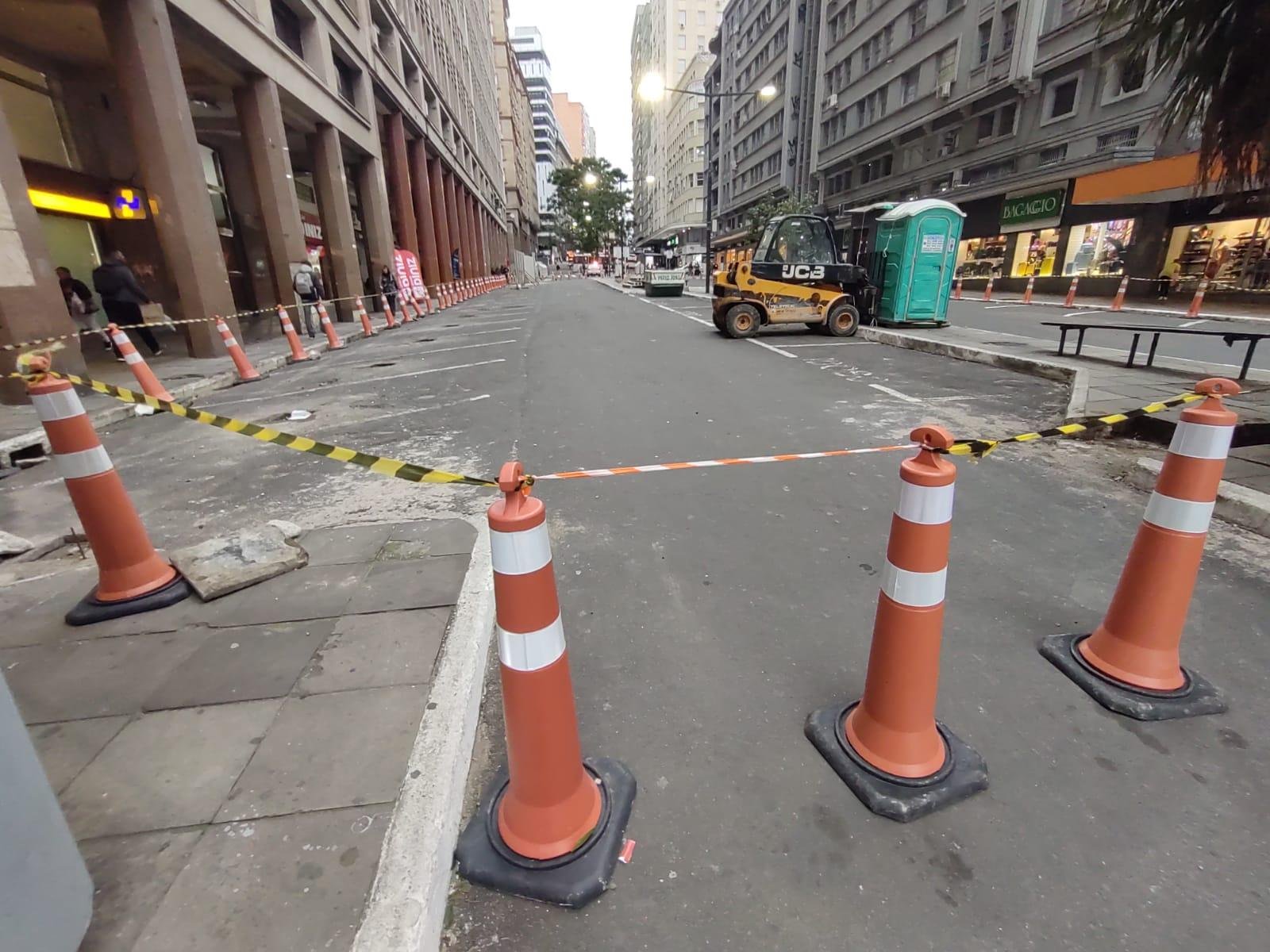 Apenas uma das placas de concreto foi instalada at&eacute; o momento