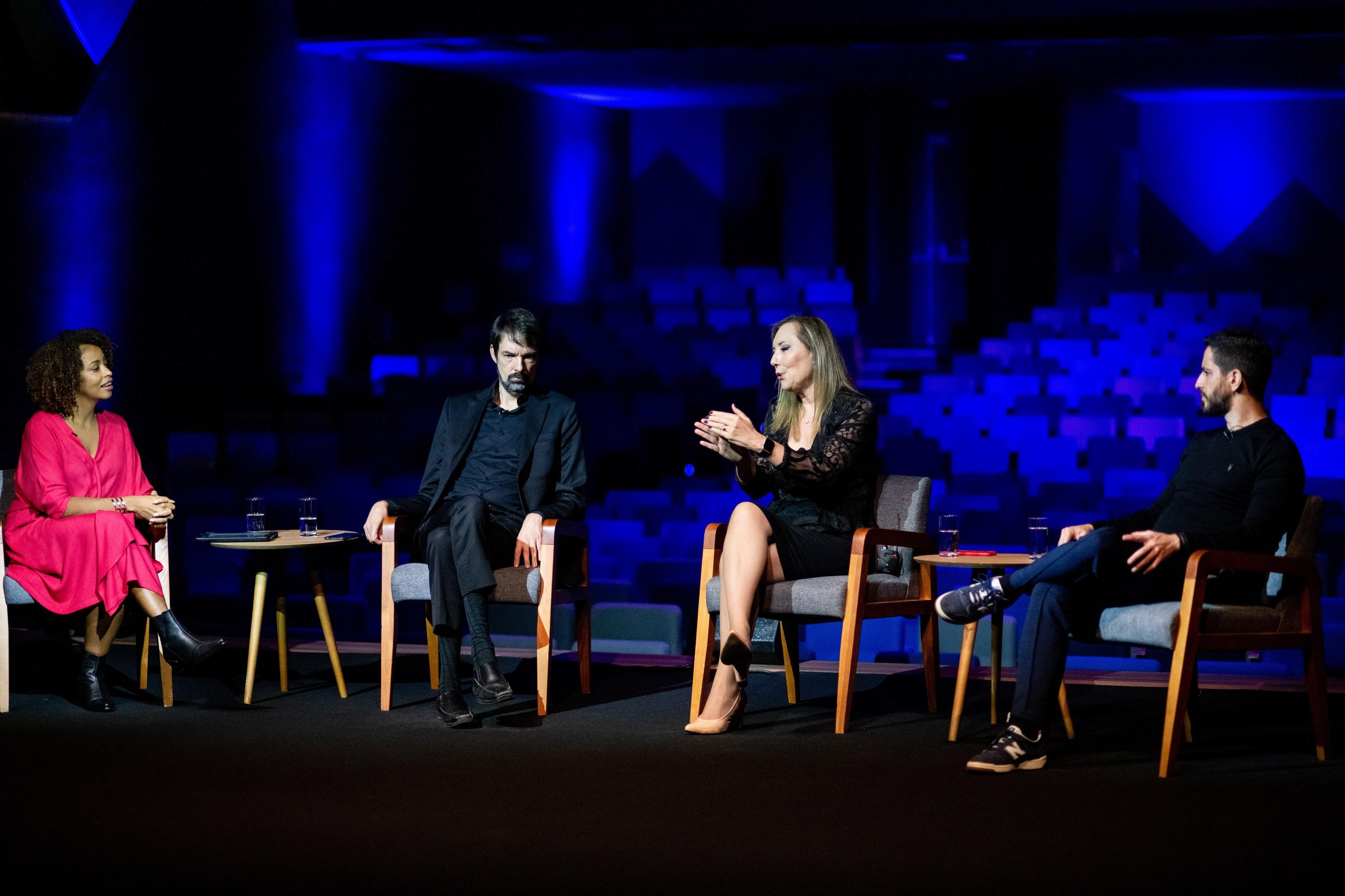 Adriana Couto media o debate entre Fernando Sch&uuml;ler, Martha Gabriel e Ronaldo Lemos no lan&ccedil;amento do Fronteiras do Pensamento