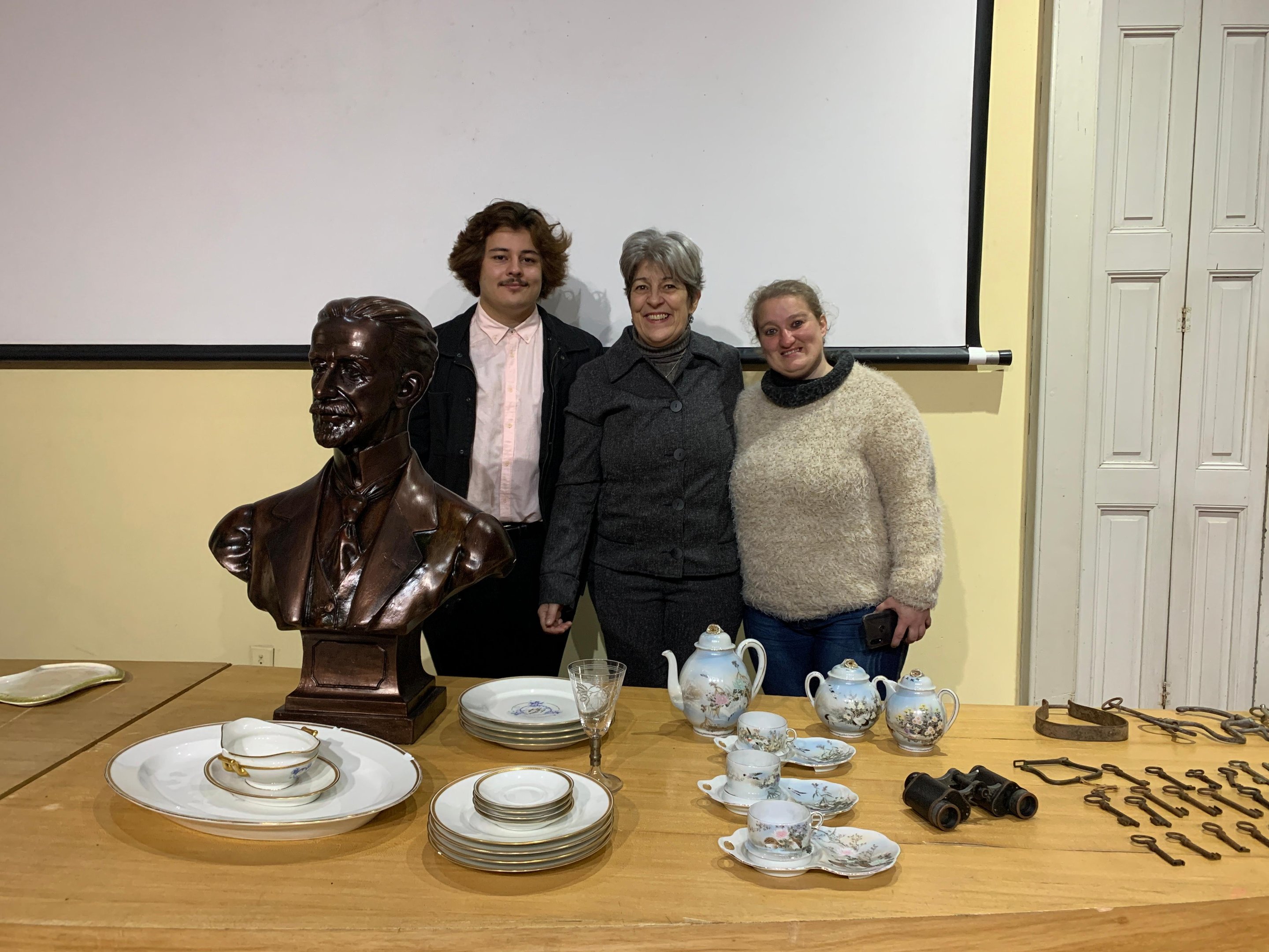 Dejanira (ao centro), bisneta de Borges de Medeiros, e os filhos durante entrega ao museu