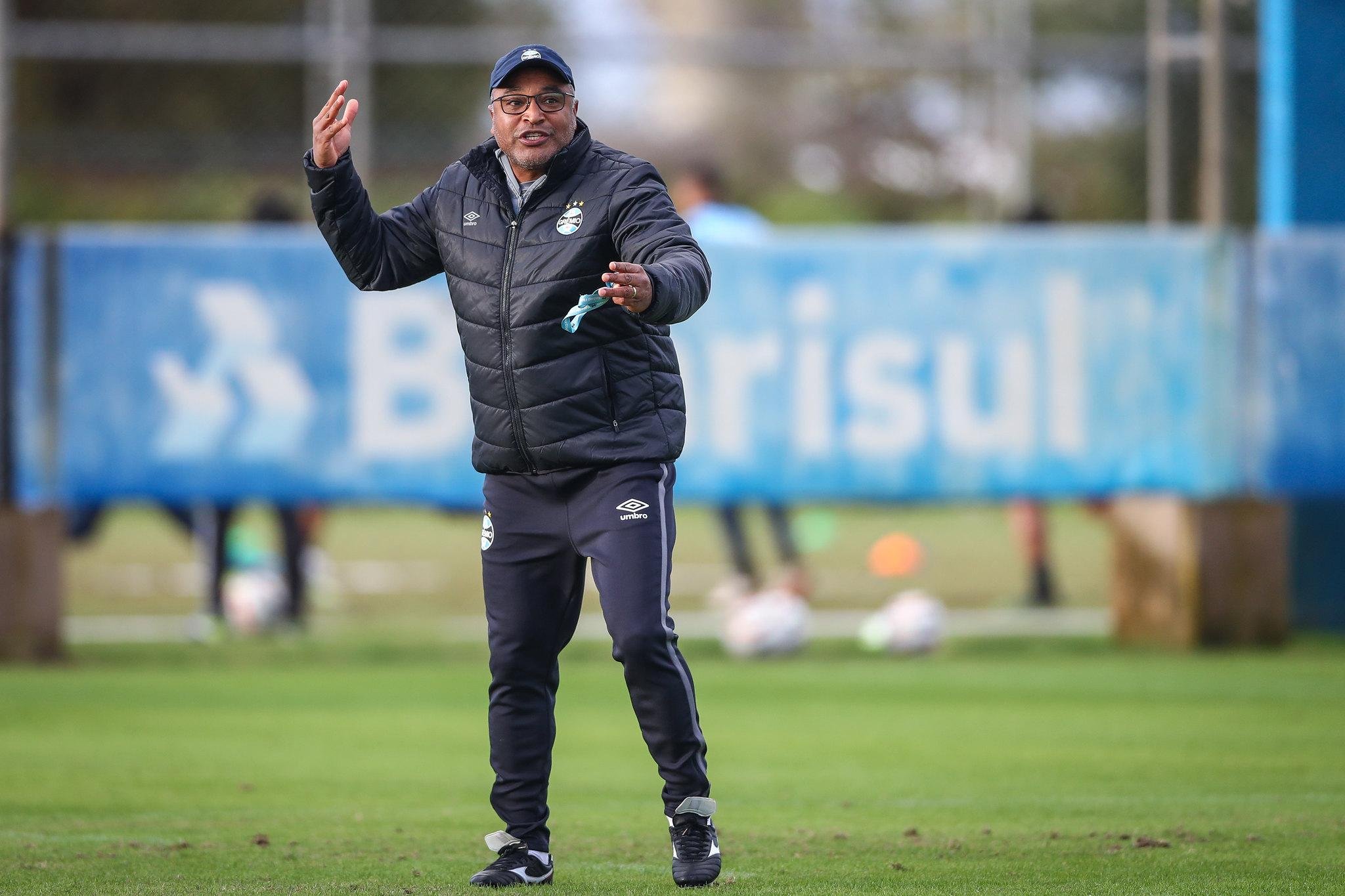 Roger Machado poder&aacute; utilizar tr&ecirc;s zagueiros contra o Vila Nova