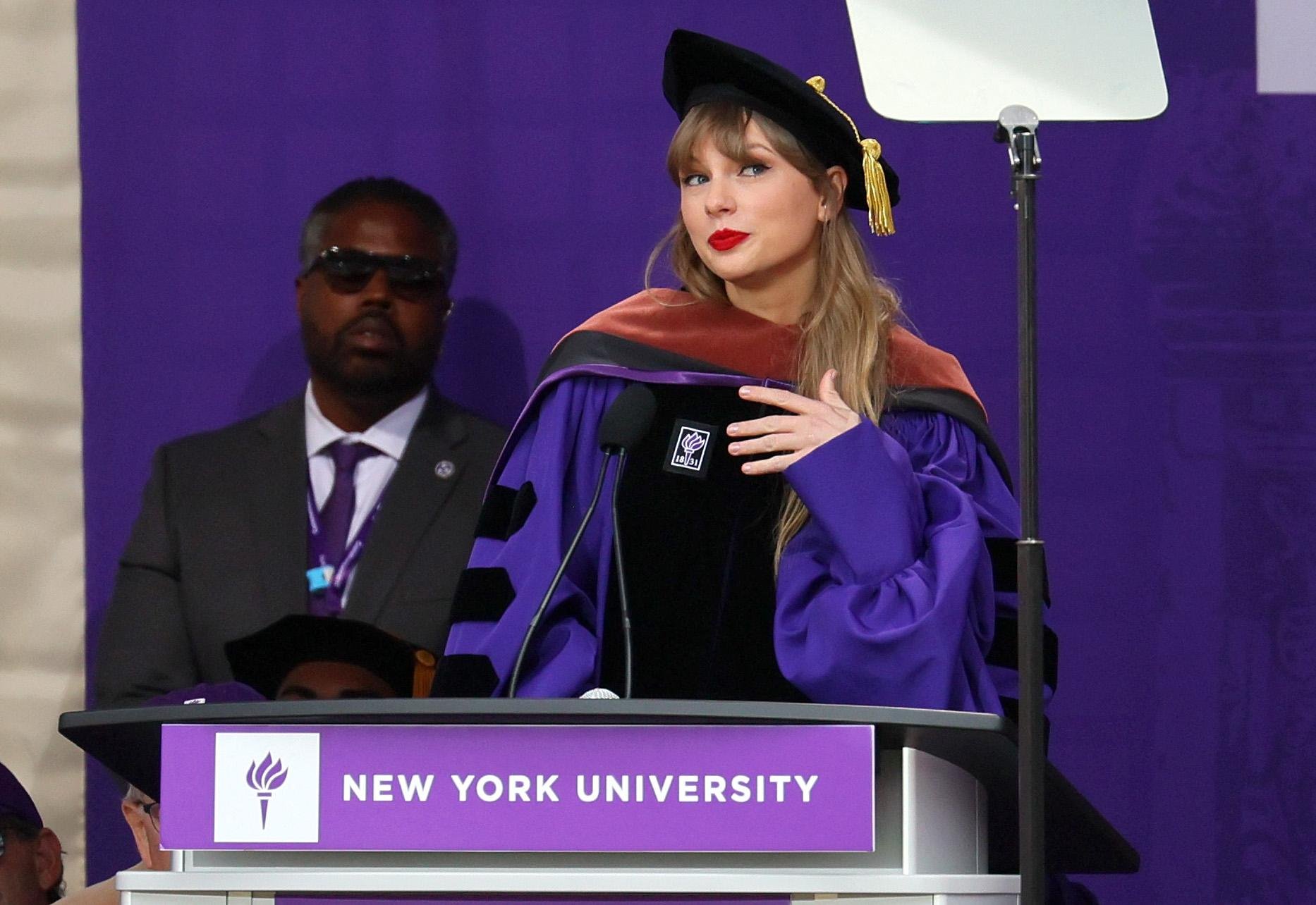 Taylor Swift se forma em universidade de Nova York