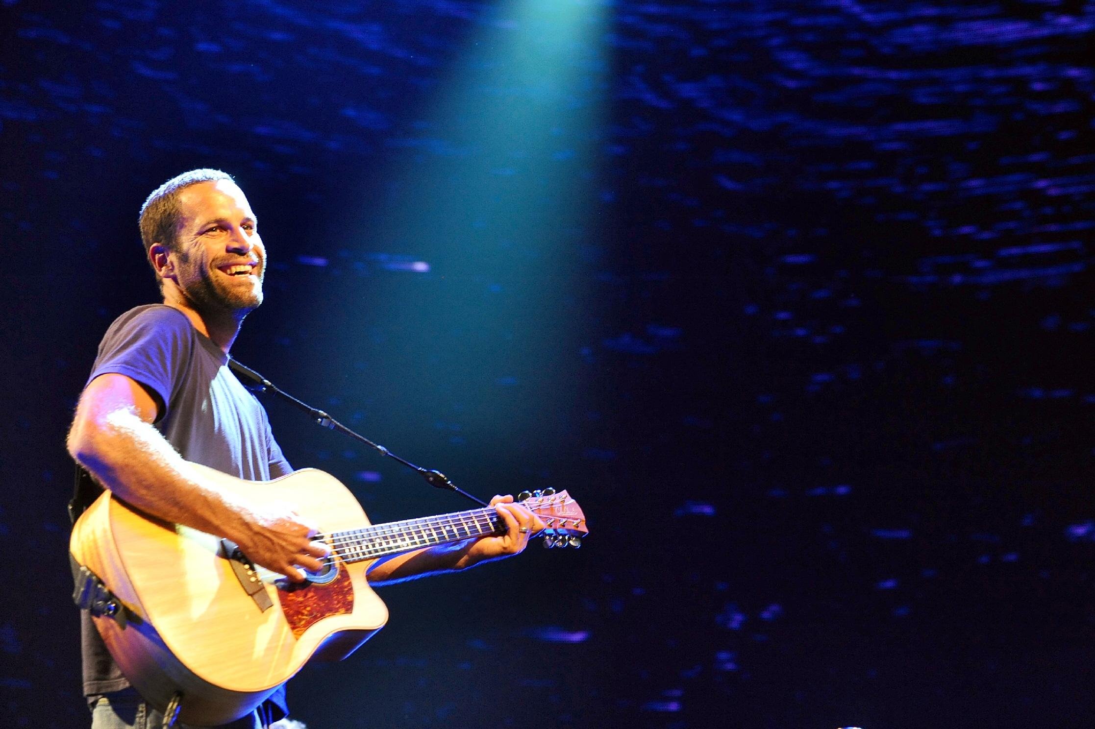 Jack Johnson lan&ccedil;a novo &aacute;lbum, ap&oacute;s quatro anos