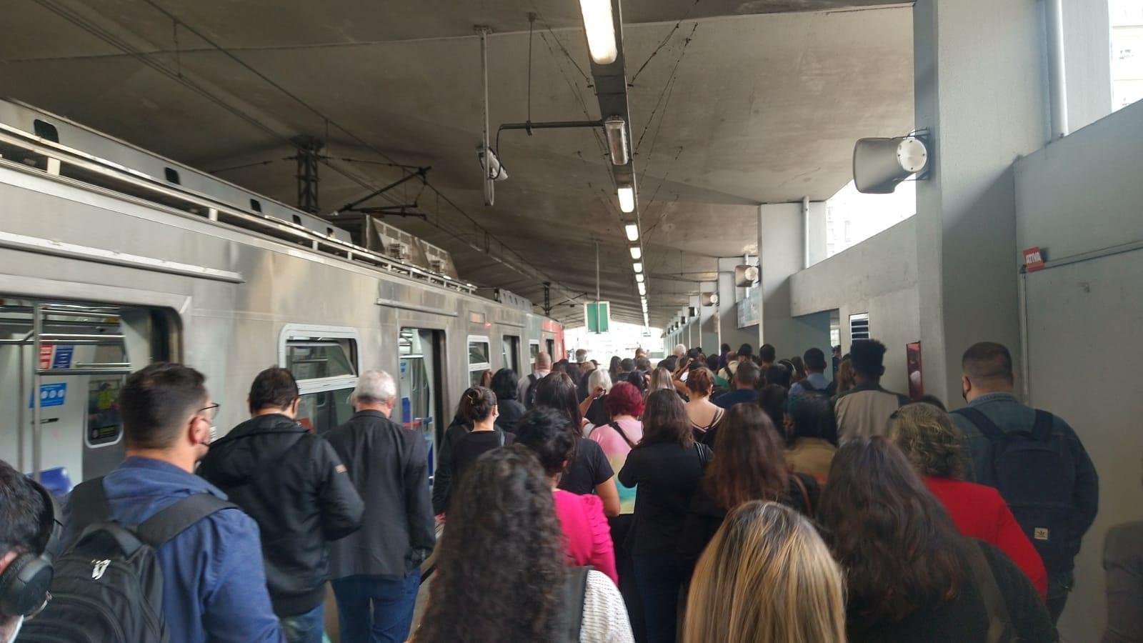 Em um trecho da linha, trem trafega em velocidade reduzida.