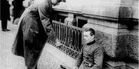 Ex-soldado alemão, mutilado da I Guerra, sobrevivendo de esmolas, nas ruas da Alemanha