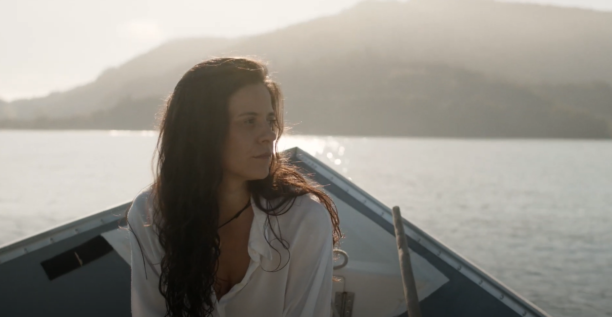 Nascida em Vacaria, no Rio Grande do Sul, Taiane Santi Martins levou seis anos para finalizar seu romance "Mikaia" que narra a hist&oacute;ria de tr&ecirc;s gera&ccedil;&otilde;es de mulheres que viveram e fugiram da guerra civil mo&ccedil;ambicana