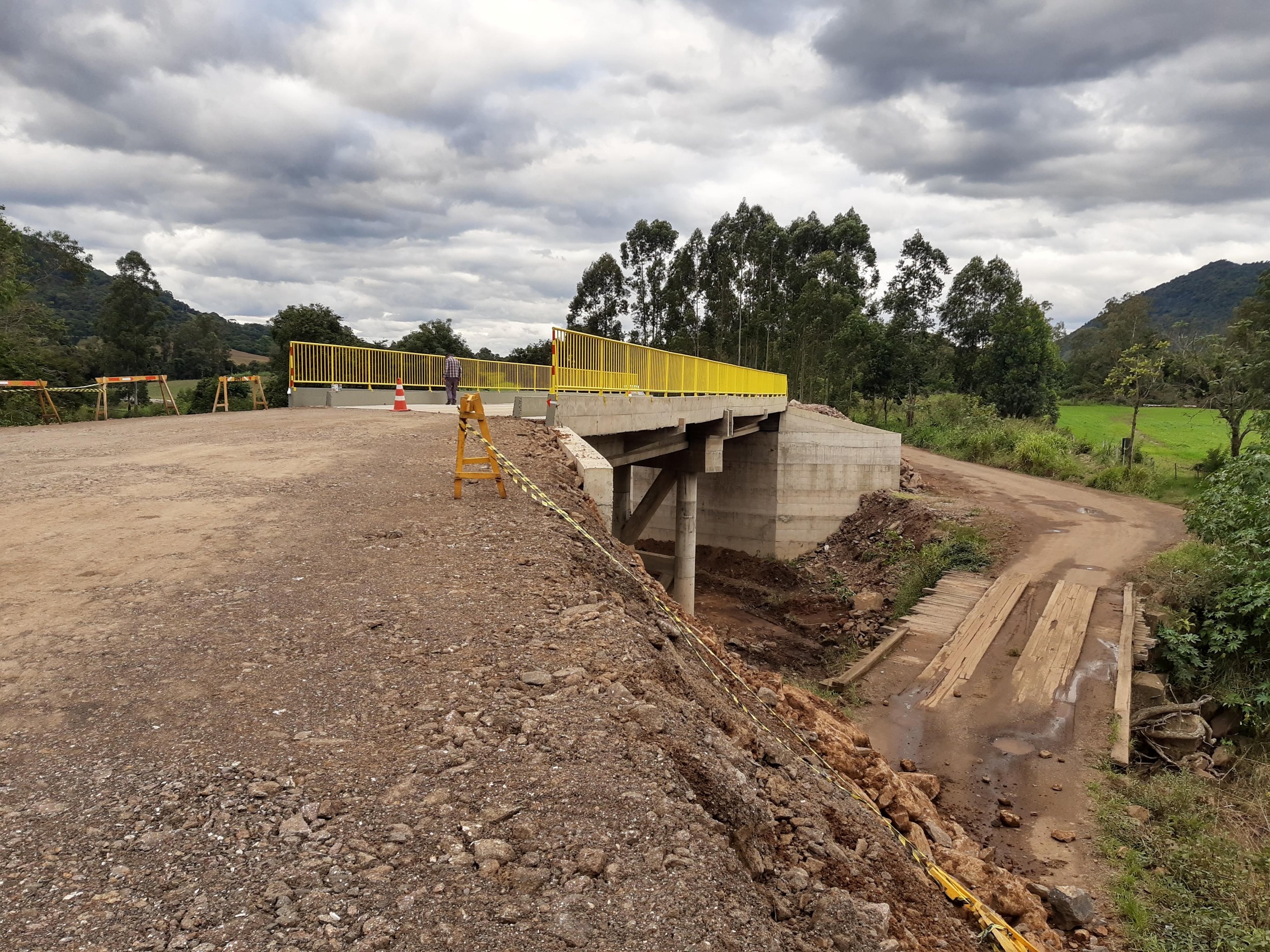 A nova ponte possui 36,75 metros de extens&atilde;o e 9,70 metros de largura