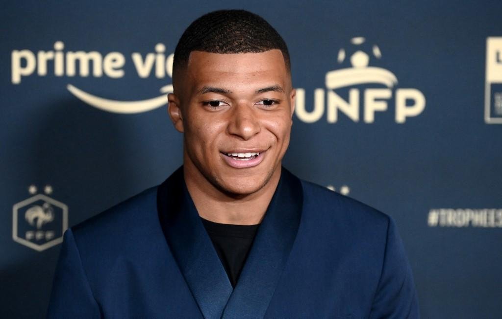 Jogador dever&aacute; decidir entre Real Madrid e PSG, garante a m&atilde;e do atleta