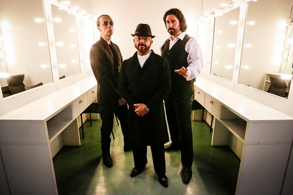 Na forma&ccedil;&atilde;o do Geminis Bee Gees est&atilde;o Ismael Espi&ntilde;o (Barry Gibb), Alberto C&aacute;nepa (Robin Gibb) e Dani Liberchuk (Maurice Gibb).
