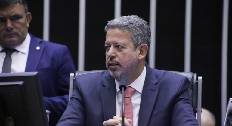Para o Supremo, presidente da C&acirc;mara n&atilde;o tem obriga&ccedil;&atilde;o de analisar pedidos; Bolsonaro &eacute; alvo de mais de cem